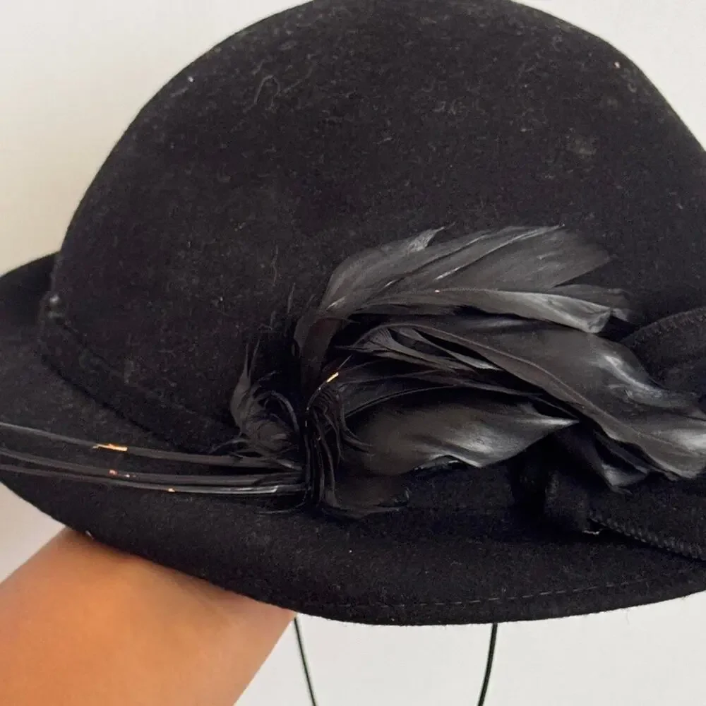 Vintage 1940s/50s womens wool hat with feathers